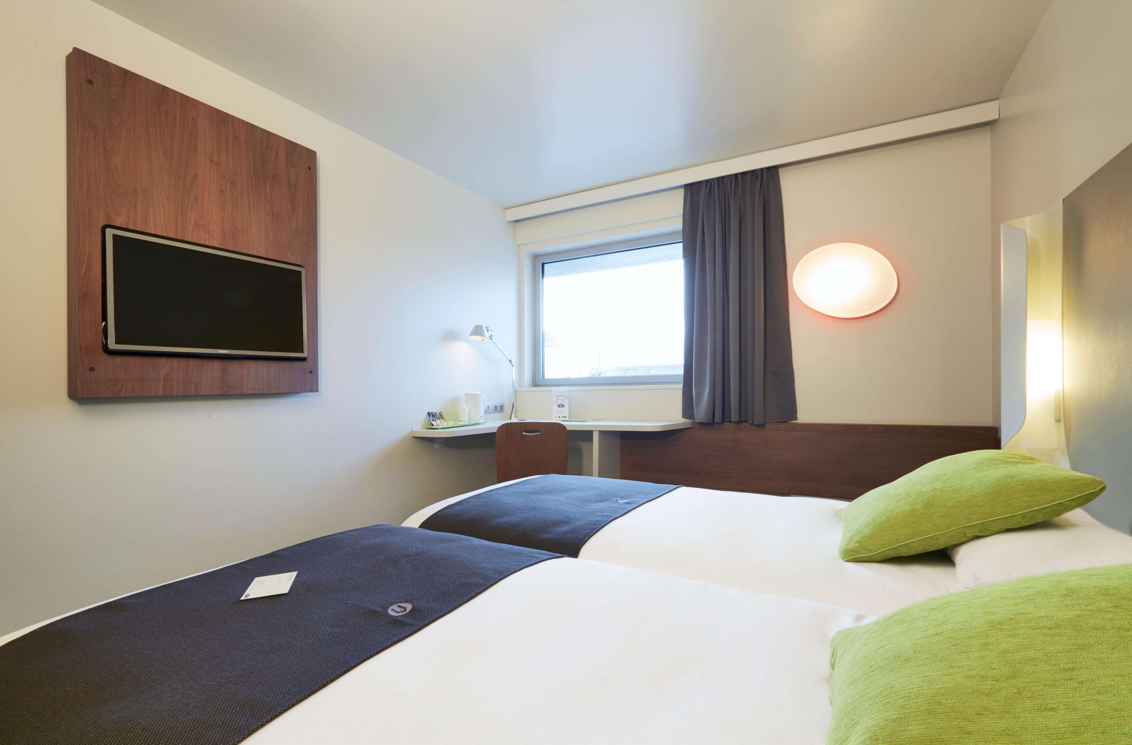 กองปานีล ลา รอช ซูร์ ยง ซองเทรอ การ์ Hotel ลารอช-ซูร์-ยง ภายนอก รูปภาพ