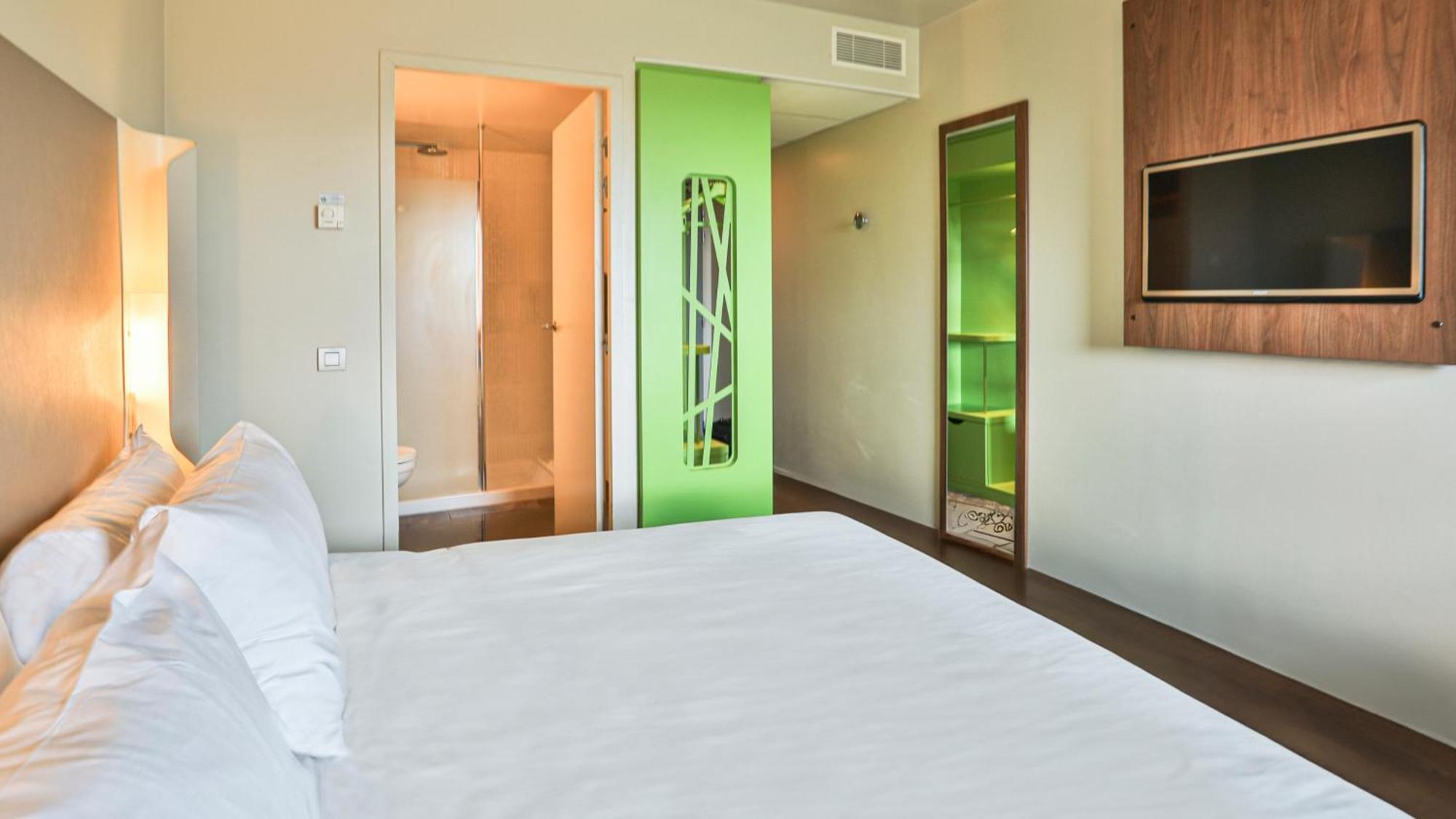 กองปานีล ลา รอช ซูร์ ยง ซองเทรอ การ์ Hotel ลารอช-ซูร์-ยง ภายนอก รูปภาพ
