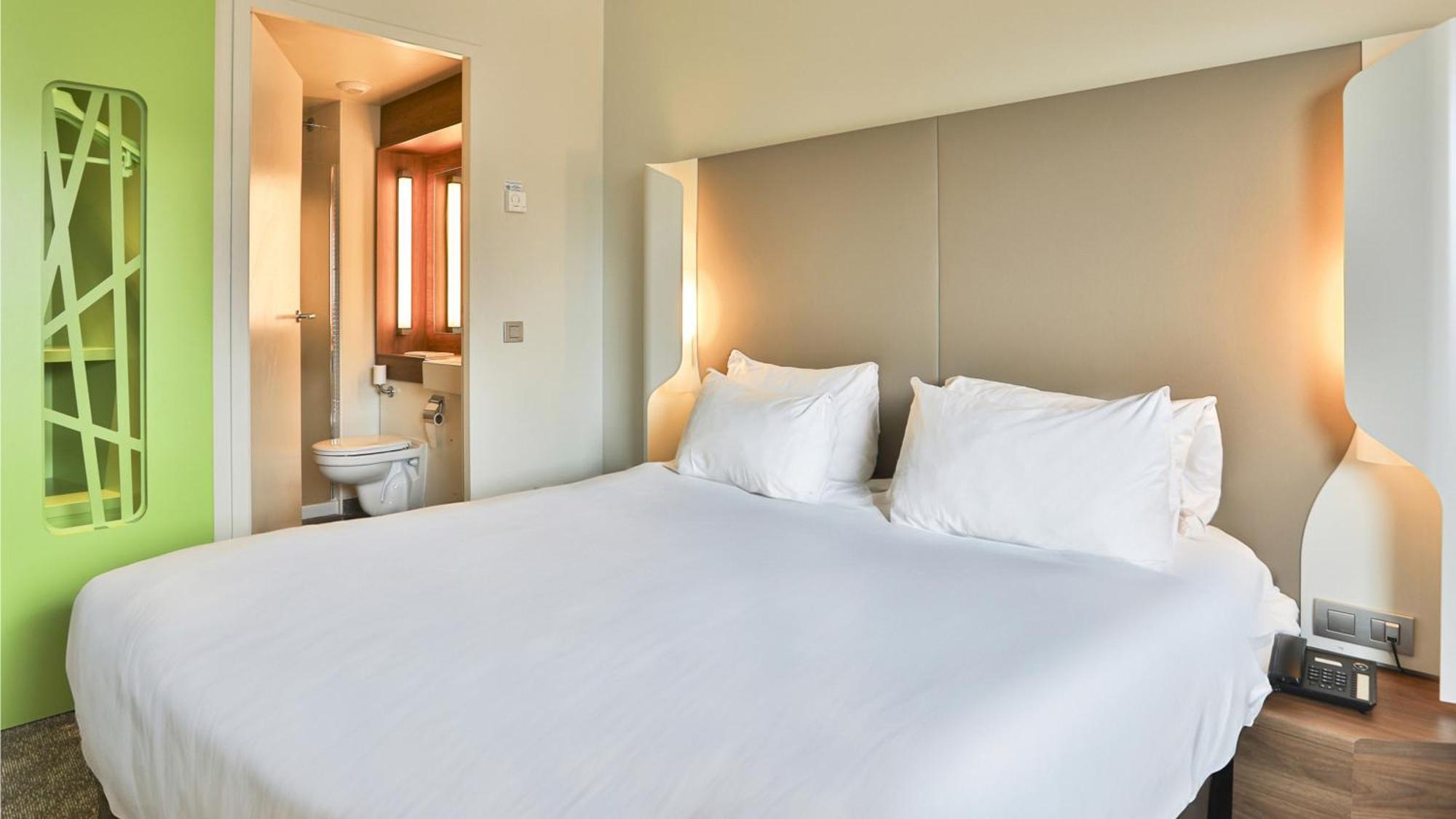 กองปานีล ลา รอช ซูร์ ยง ซองเทรอ การ์ Hotel ลารอช-ซูร์-ยง ภายนอก รูปภาพ